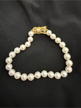Mikimoto Classic Pearl bracelet with Gold Clasp - White Pearls